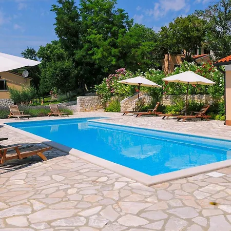 Stunning In With Swimming Pool 度假居