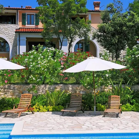 度假居 Stunning In With Swimming Pool Koromačno
