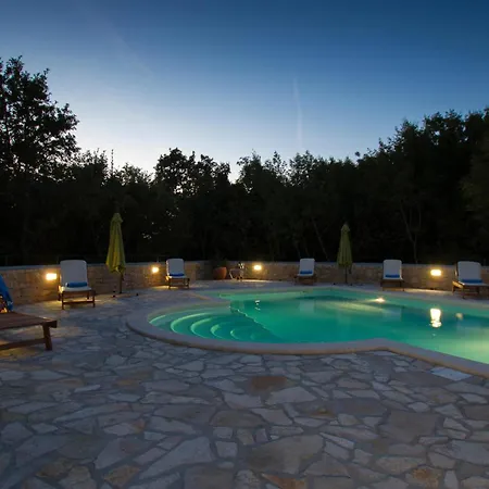Stunning In With Swimming Pool 度假居