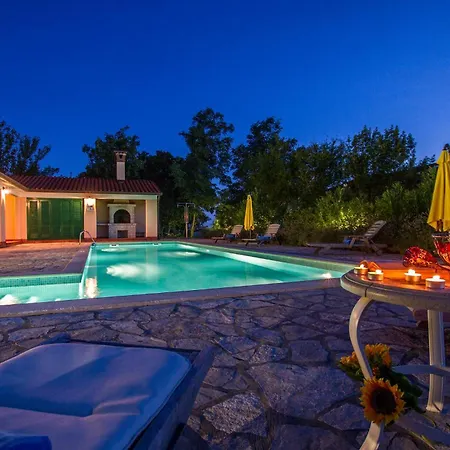 Stunning In With Swimming Pool 度假居