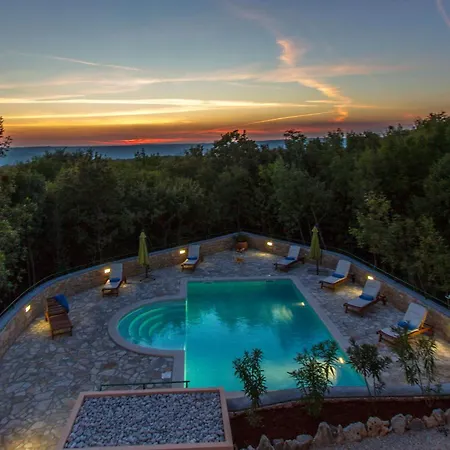 Stunning In With Swimming Pool 度假居 Koromačno